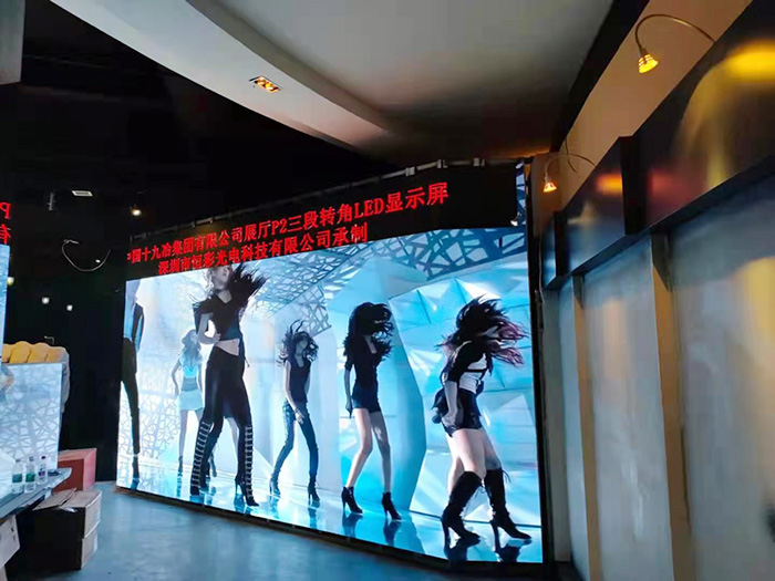 中國十九冶集團有限公司展廳P2三段轉(zhuǎn)角LED顯示屏安裝調(diào)試完成